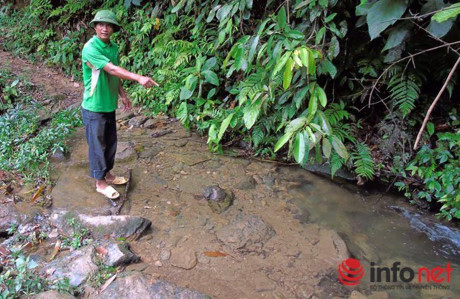 Công an phát hàng ngàn tờ rơi truy bắt kẻ máu lạnh giết 4 người ở Lào Cai - Ảnh 2 Cong an phat hang ngan to roi truy bat ke mau lanh giet 4 nguoi o Lao Cai - Anh 2