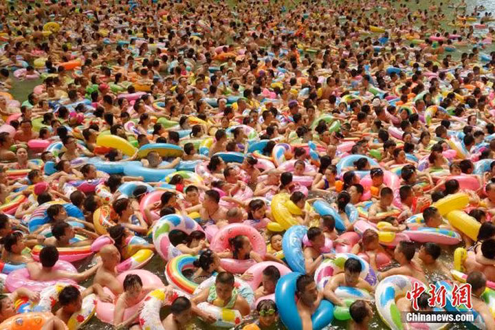 6.000 người Trung Quốc chen chúc kín đặc bể bơi