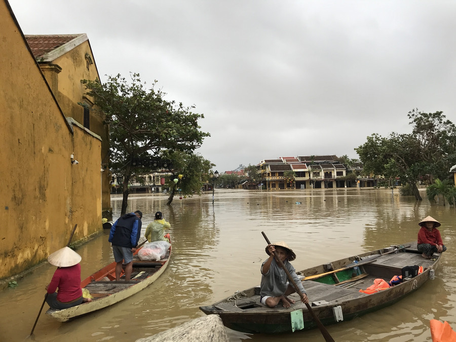 Để sang bên kia sông Hoài, người dân phải sử dụng ghe, thuyền.