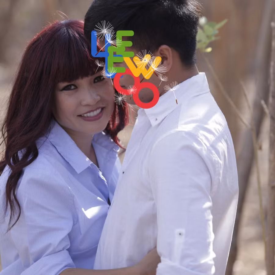 Phương Thanh thay đổi ảnh đại diện trên facebook bằng bức ảnh tình tứ bên người đàn ông giấu mặt.