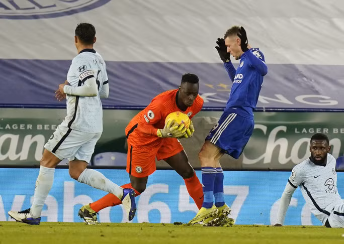 Thủ môn Edouard Mendy làm việc vất vả trước các chân sút Leicester.