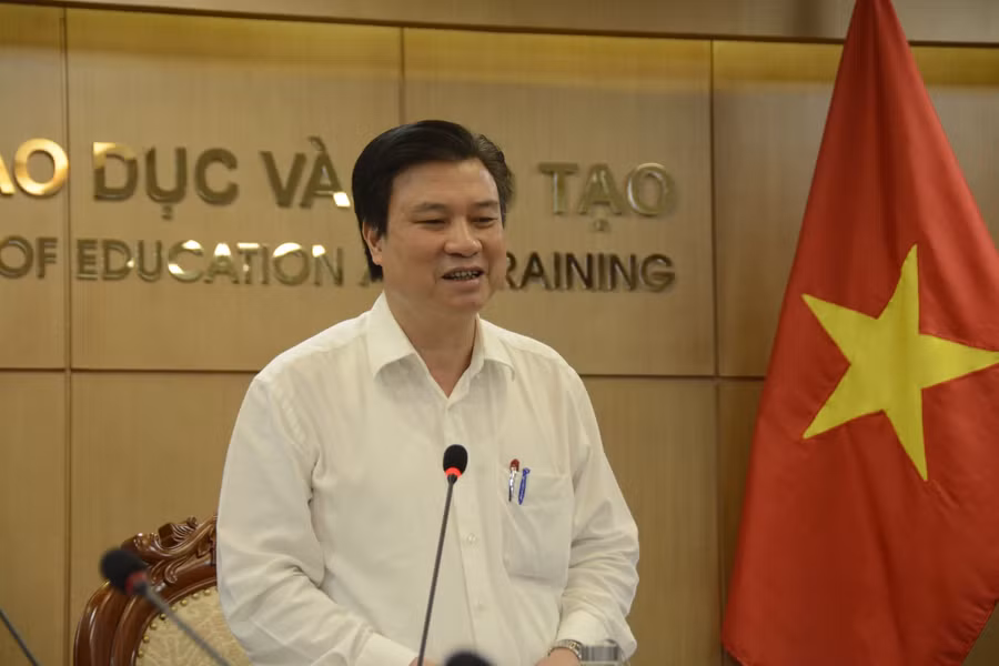 Thứ trưởng Bộ GD&amp;ĐT Nguyễn Hữu Độ phát biểu tại buổi làm việc trực tuyến với 11 địa phương để kiểm tra công tác chấm thi.