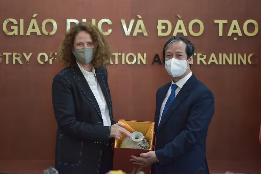 Bộ trưởng Bộ GD&amp;ĐT Nguyễn Kim Sơn tặng quà lưu niệm cho bà Carolyn Turk tại buổi tiếp xã giao.