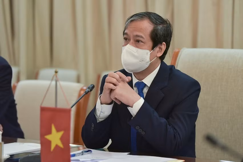 Bộ trưởng Bộ GD&amp;ĐT Nguyễn Kim Sơn trao đổi tại buổi tiếp đoàn Đại sứ quán Vương quốc Anh tại Việt Nam.