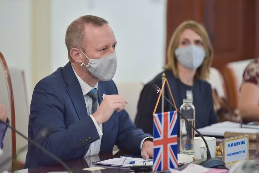 Ngài Gareth Ward, Đại sứ Vương quốc Anh tại Việt Nam trao đổi với Bộ trưởng Nguyễn Kim Sơn.