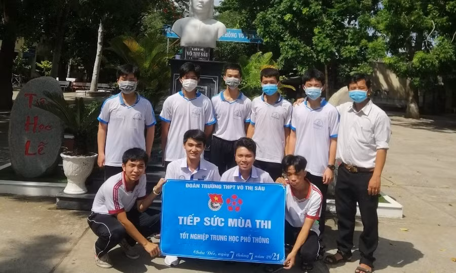Đoàn thanh niêm Trường THPT Võ Thị Sáu (An Giang) đồng hành tiếp sức mùa thi.