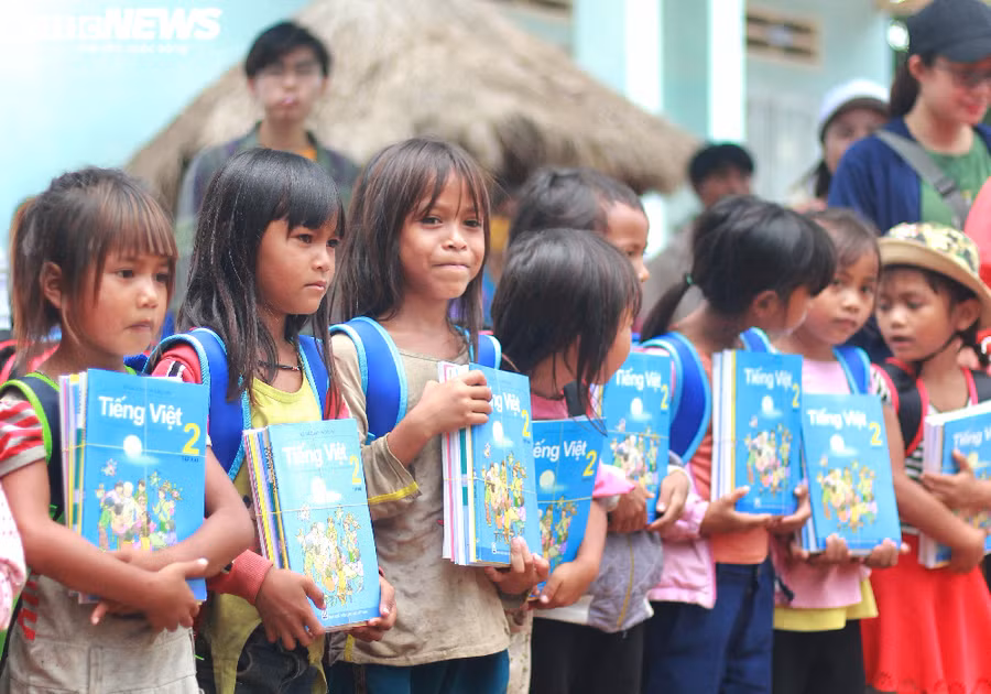 Nỗ lực để 100% học sinh có đủ sách giáo khoa trong khó khăn vì dịch bệnh ảnh 1
