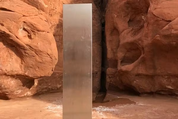 Khối kim loại bí ẩn xuất hiện ở Mỹ.