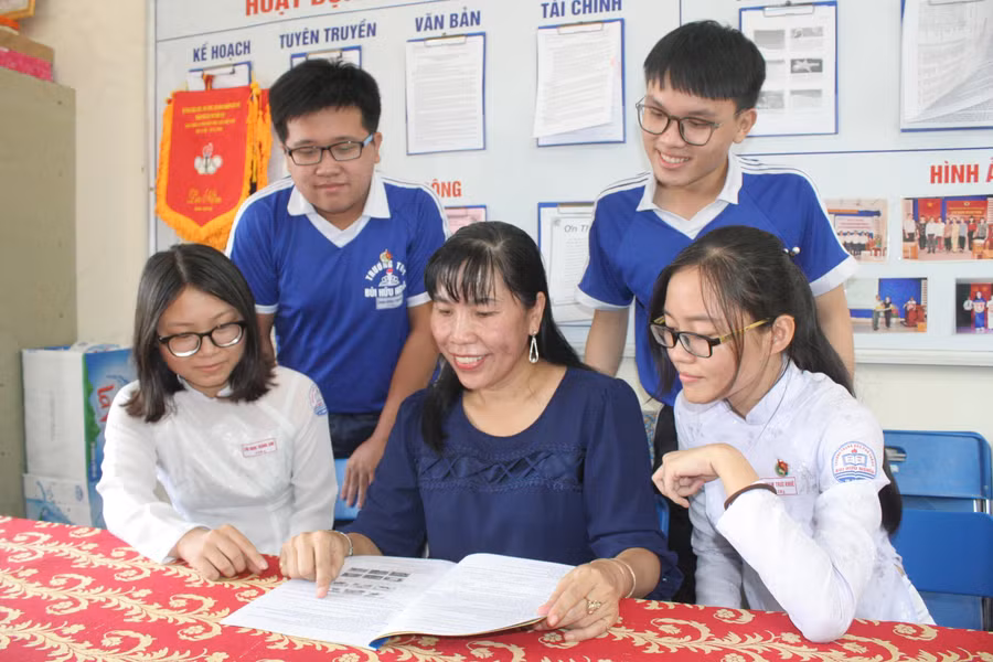 Cô, trò Trường THPT Bùi Hữu Nghĩa (TP Cần Thơ) trong giờ tư vấn, chia sẻ. 