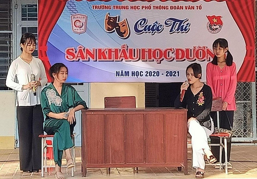 Hoạt động ngoại khóa sân khấu học đường tổ chức tại Trường THPT Đoàn Văn Tố (Sóc Trăng). Hoạt động ngoại khóa sân khấu học đường tổ chức tại Trường THPT Đoàn Văn Tố (Sóc Trăng).