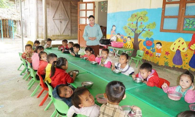 Bữa ăn xế của các cháu điểm bản Chà Lâng, Trường Mầm non Hữu Khuông, huyện Tương Dương, Nghệ An.