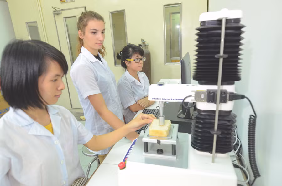 Sinh viên Đại học Bách khoa Hà Nội tham gia nghiên cứu khoa học. Ảnh: NTCC