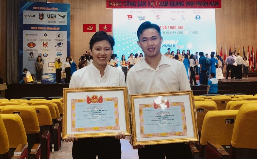 Sinh viên Bích Đào và Văn Hoàng nhận giải Nhì tại Giải thưởng Sinh viên nghiên cứu khoa học toàn quốc - Euréka lần 24. Sinh viên Bích Đào và Văn Hoàng nhận giải Nhì tại Giải thưởng Sinh viên nghiên cứu khoa học toàn quốc - Euréka lần 24.