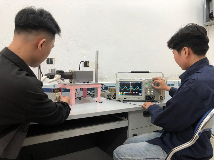 Nhóm sinh viên đang nghiên cứu đề tài Thiết bị hỗ trợ người bị run tay. Nhóm sinh viên đang nghiên cứu đề tài Thiết bị hỗ trợ người bị run tay.