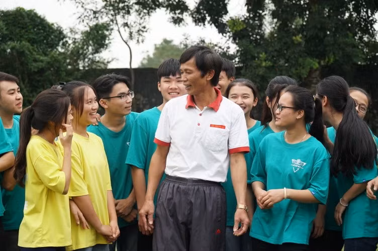 Sự nhiệt huyết, tận tâm, say nghề khiến thầy luôn được học sinh yêu quý, kính trọng.