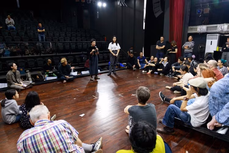 Các nghệ sĩ Nhà hát Nhạc Vũ Kịch trên sàn tập “Những người khốn khổ”.