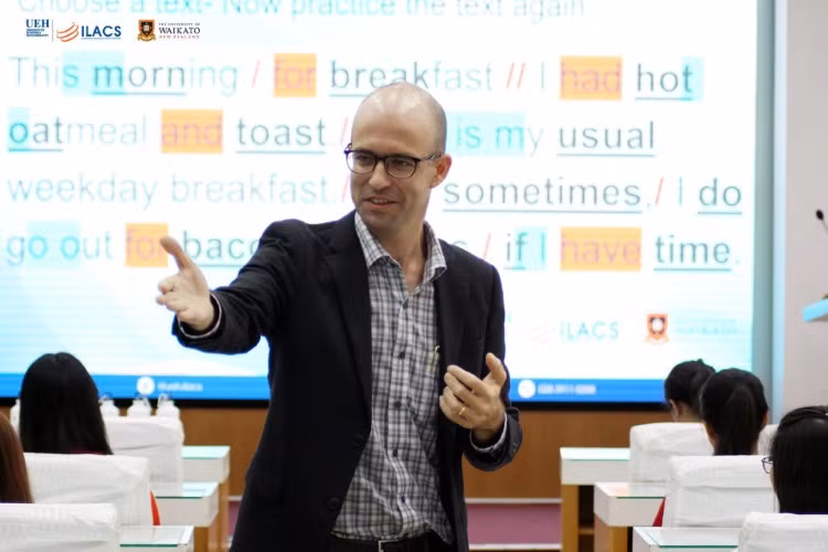 Ông Jason Bednars – Giám đốc Học thuật Viện Ngôn ngữ – Quốc tế học trực thuộc Trường ĐH Kinh tế TPHCM (Quốc tịch Mỹ) trong một buổi thuyết giảng. Ảnh: NTCC.