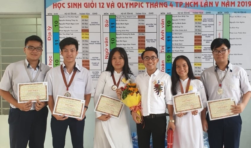 Thầy giáo Phạm Lê Thanh (người cầm hoa, đứng giữa) và các em học sinh giỏi môn Hoá học. Ảnh: NVCC Thầy giáo Phạm Lê Thanh (người cầm hoa, đứng giữa) và các em học sinh giỏi môn Hoá học. Ảnh: NVCC