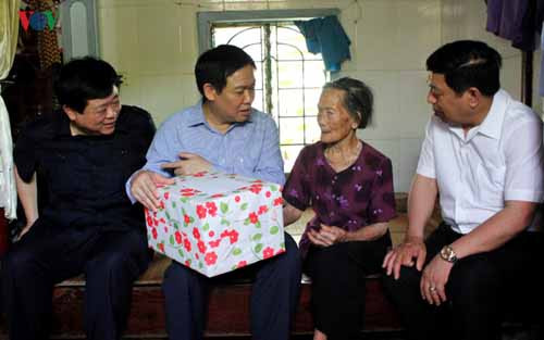 Phó Thủ tướng Vương Đình Huệ đến thăm mẹ Việt Nam anh hùng Nguyễn Thị Lý Phó Thủ tướng Vương Đình Huệ đến thăm mẹ Việt Nam anh hùng Nguyễn Thị Lý
