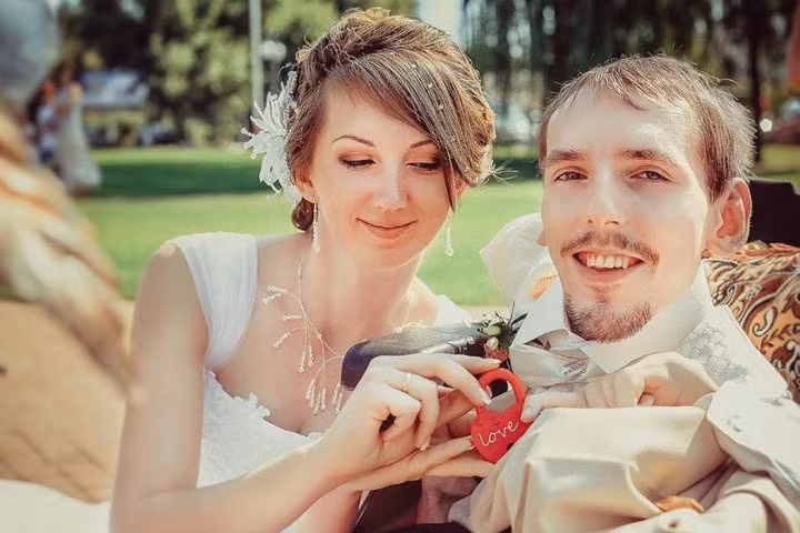 Cô gái vượt 3.000 km cưới chàng trai teo cơ, quen qua mạng