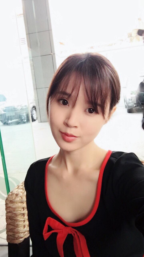 Nghi vấn phẫu thuật thẩm mỹ và phong cách thời trang sến sẩm, đây là câu trả lời của Midu - Ảnh 1 Nghi van phau thuat tham my va phong cach thoi trang sen sam, day la cau tra loi cua Midu - Anh 1
