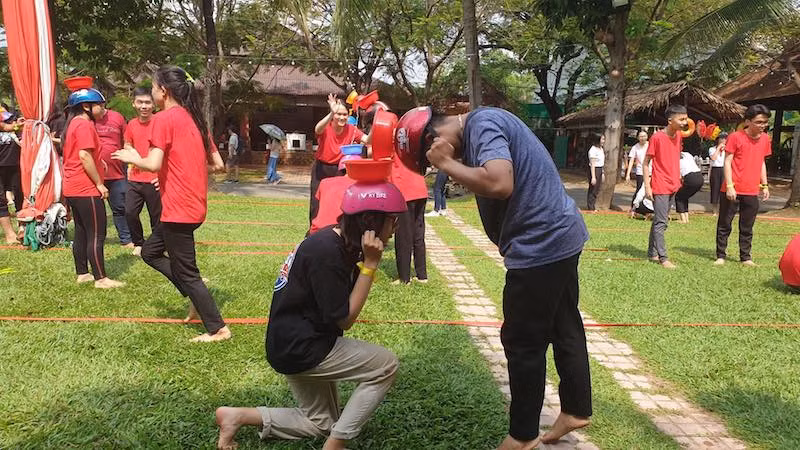 Các sinh viên tham gia teambiulding sau lễ trao học bổng