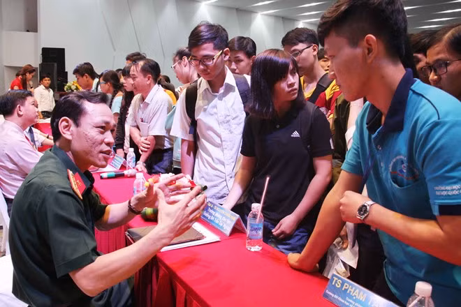 Trường quân khối quân đội tư vấn tuyển sinh. Ảnh minh họa/internet