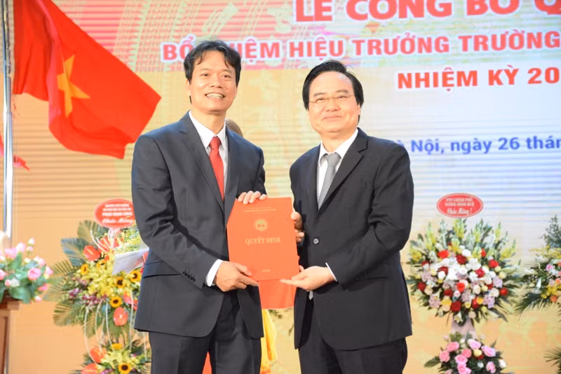 Bộ trưởng Bộ GD&ĐT Phùng Xuân Nhạ trao quyết định bổ nhiệm cho PGS.TS Phạm Hồng Chương 