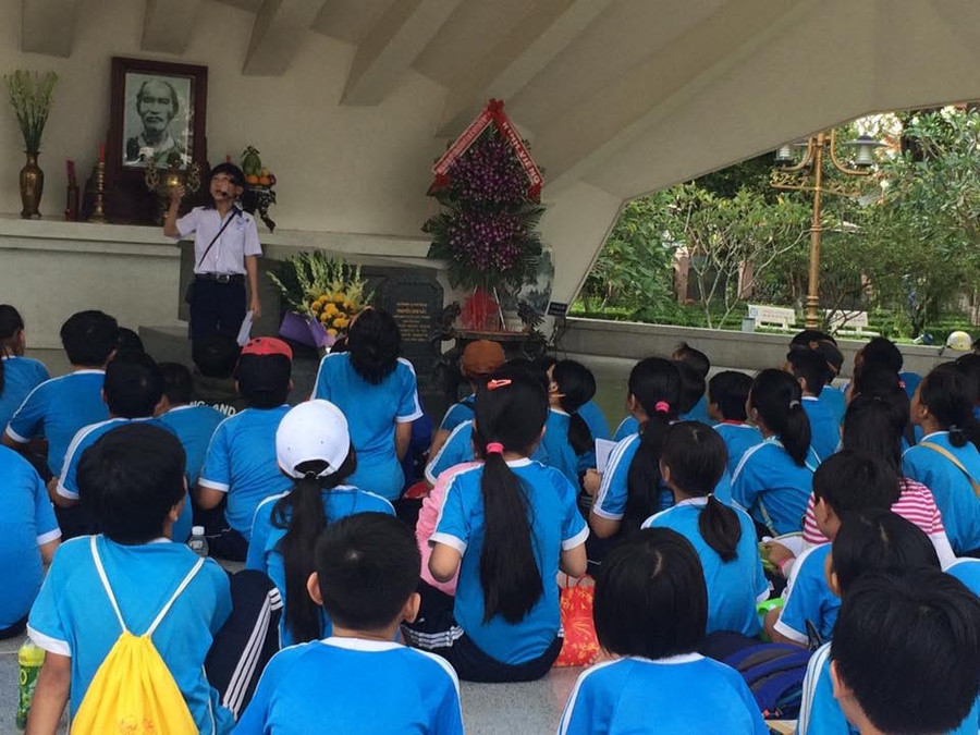 Học sinh được rèn luyện kĩ năng trong các buổi hoạt động ngoại khóa. Học sinh được rèn luyện kĩ năng trong các buổi hoạt động ngoại khóa.