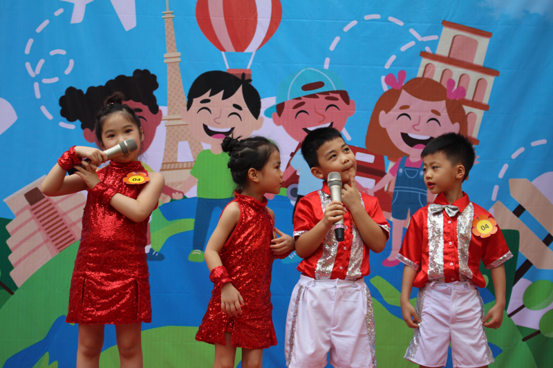 Sự tự tin, hồn nhiên của các bé biểu diễn tiết mục hát "We are one" đã giúp tiết mục đáng yêu này giành giải nhất.