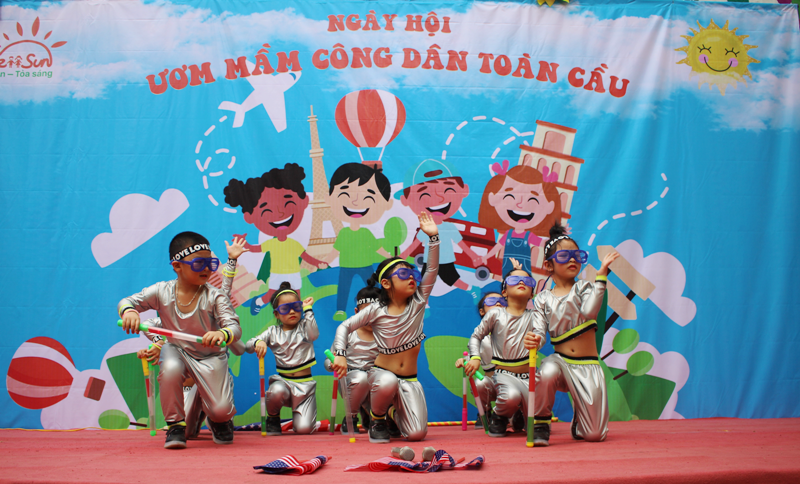 Một phân đoạn trong liên khúc “Ước mơ hòa bình thế giới” do trẻ mầm non New Sun biểu diễn. Đây cũng là tiết mục vừa vượt qua nhiều trường mầm non của Hà Nội để giành giải nhất trong cuộc thi về nghệ thuật mang tên “Sứ giả Nhân ái Everest 2019”.