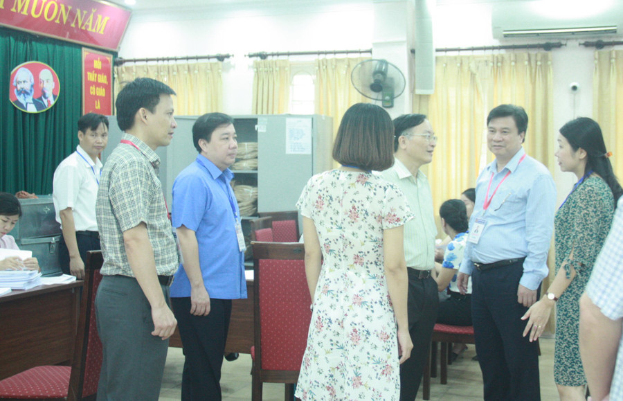 Thứ trưởng Nguyễn Hữu Độ kiểm tra công tác chấm thi tại Hà Nội Thứ trưởng Nguyễn Hữu Độ kiểm tra công tác chấm thi tại Hà Nội