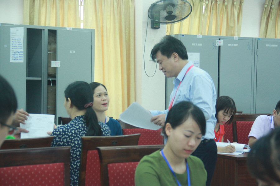 Thứ trưởng Nguyễn Hữu Độ trao đổi với cán bộ trong Tổ Thư ký