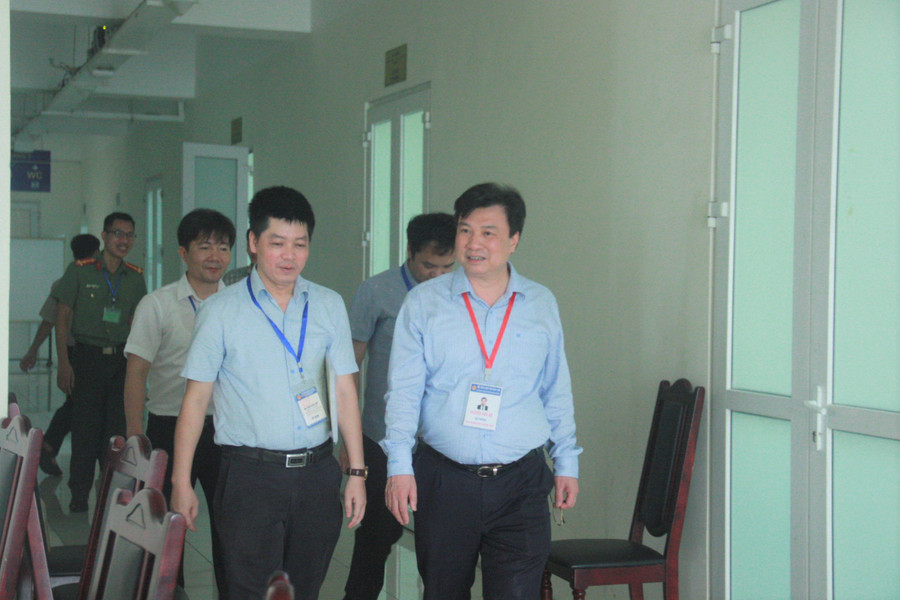 Thứ trưởng Nguyễn Hữu Độ kiểm tra khu vực chấm thi trắc nghiệm của Hà Nội Thứ trưởng Nguyễn Hữu Độ kiểm tra khu vực chấm thi trắc nghiệm của Hà Nội