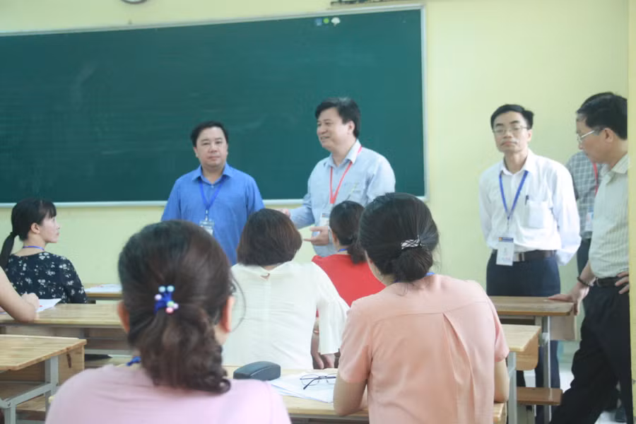 Thứ trưởng gửi lời chúc sức khỏe đến các cán bộ làm nhiệm vụ chấm thi.