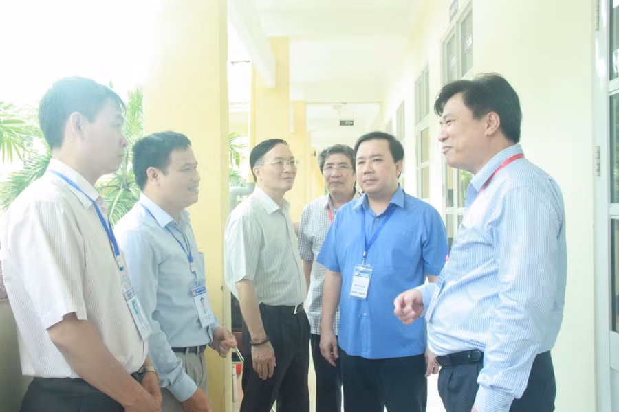Thứ trưởng Nguyễn Hữu Độ trao đổi với các cán bộ làm công tác thanh tra chấm thi