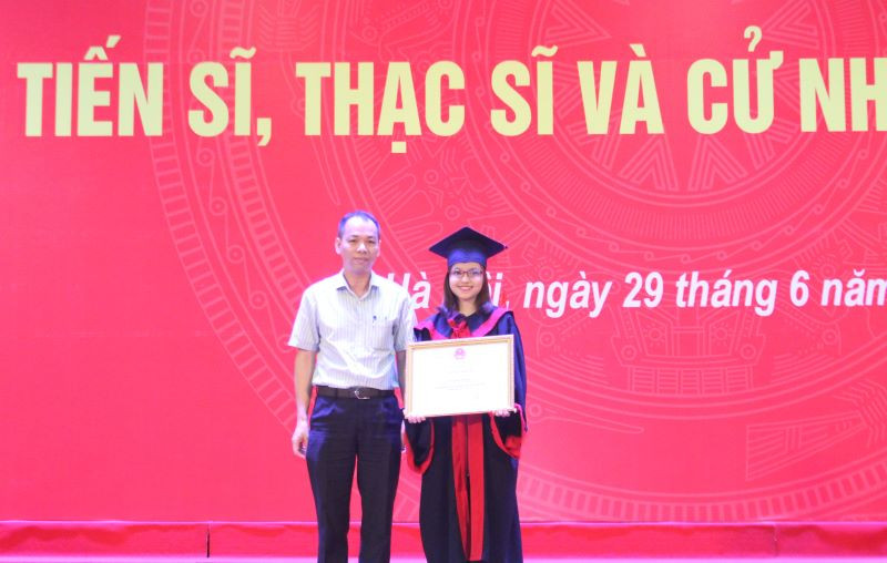 PGS.TS Đinh Văn Dũng - Phó trưởng ban Chính trị & Công tác học sinh sinh viên (ĐHQGHN) trao bằng khen của Giám đốc ĐHQGHN cho sinh viên Trường ĐH Giáo dục có thành tích xuất sắc PGS.TS Đinh Văn Dũng - Phó trưởng ban Chính trị & Công tác học sinh sinh viên (ĐHQGHN) trao bằng khen của Giám đốc ĐHQGHN cho sinh viên Trường ĐH Giáo dục có thành tích xuất sắc