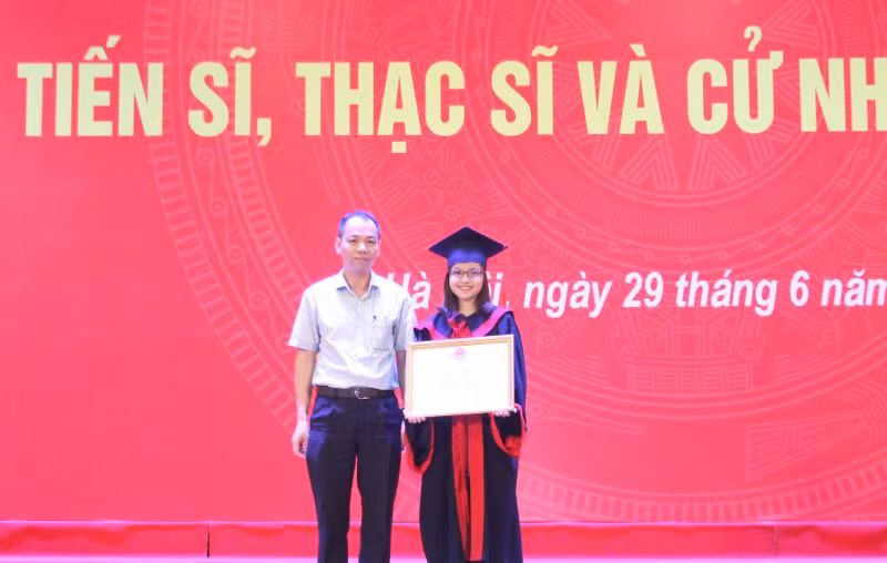 PGS.TS Đinh Văn Dũng - Phó trưởng ban Chính trị & Công tác học sinh sinh viên (ĐHQGHN) trao bằng khen của Giám đốc ĐHQGHN cho sinh viên Trường ĐH Giáo dục có thành tích xuất sắc