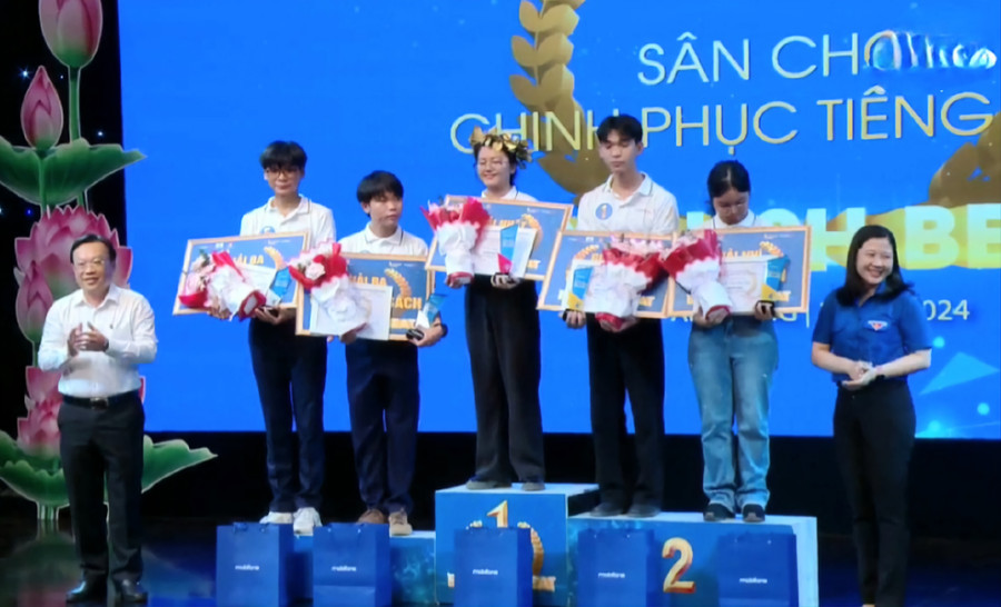 Trao giải thưởng cho các thí sinh đoạt giải tại Vòng chung kết.