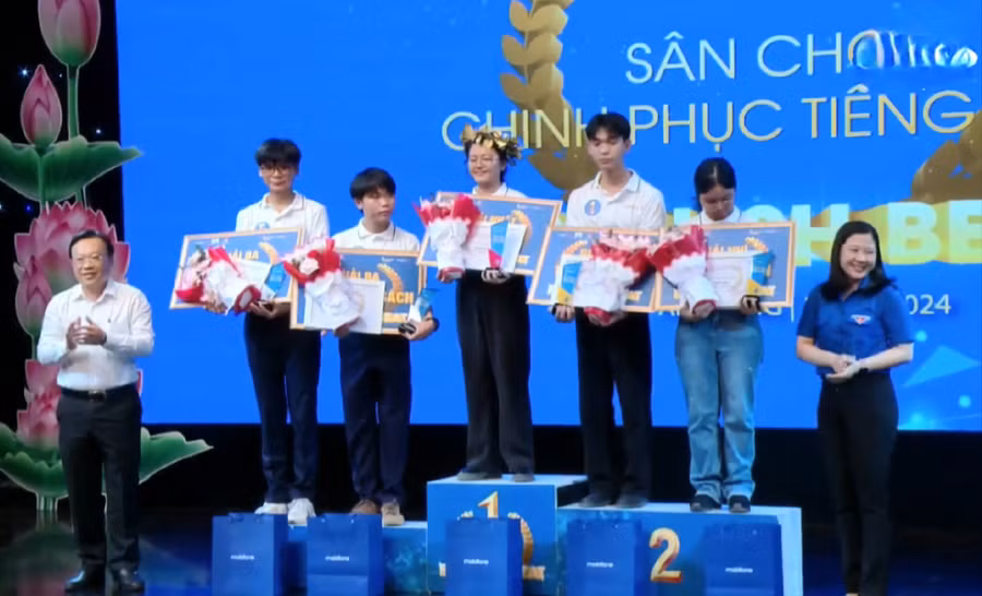 Trao giải thưởng cho các thí sinh đoạt giải tại Vòng chung kết.