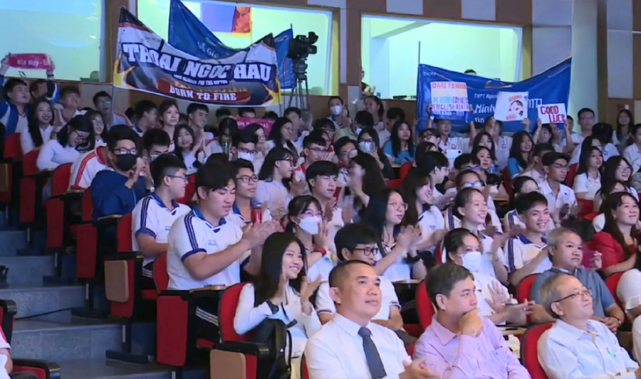 Cổ động viên cổ vũ các thí sinh.