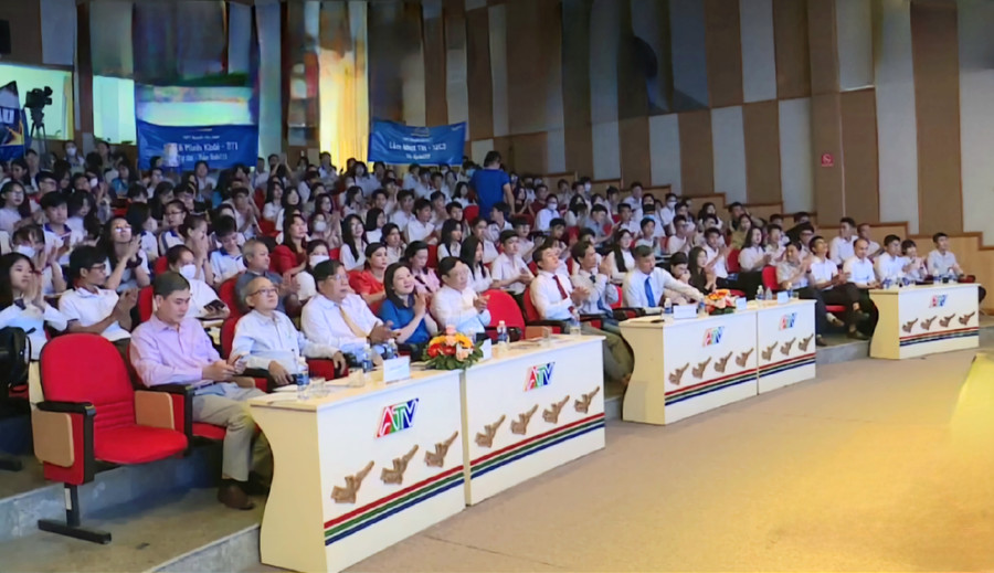 Quang cảnh vòng chung kết sân chơi “Chinh phục tiếng Anh – English Beat&quot; năm 2024.