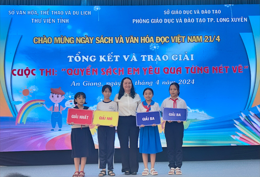 Trao giải Nhất, Nhì, Ba cho các &quot;họa sĩ nhí&quot; đạt giải.