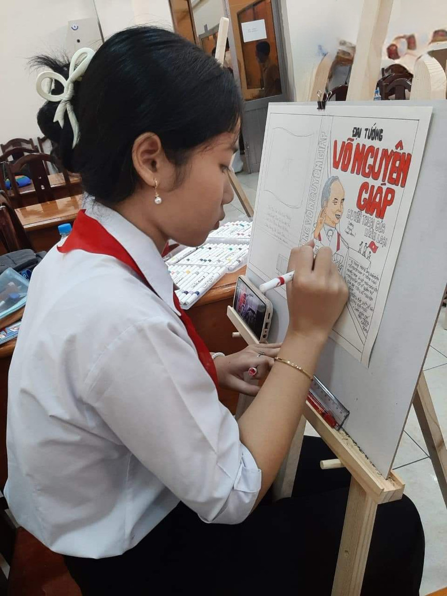 Một &quot;họa sĩ nhí&quot; say sưa thể hiện tác phẩm dự thi