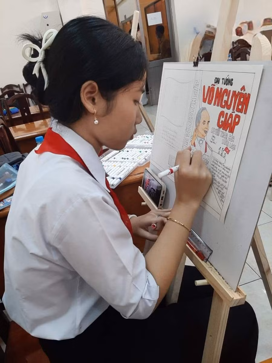 Một "họa sĩ nhí" say sưa thể hiện tác phẩm dự thi