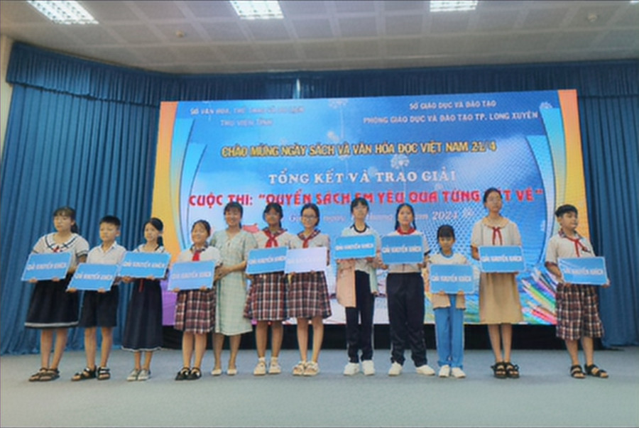 Trao giải Khuyến khích cho các &quot;họa sĩ nhí&quot; đạt giải.