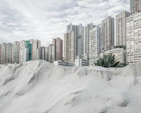 Bence không hề sử dụng Photoshop hay ứng dụng đặc biệt nào để loại bỏ hình ảnh con người ra khỏi khuôn hình, chỉ đơn giản là Bence kiên nhẫn chờ đúng khoảnh khắc mong đợi. Khi tìm thấy địa điểm và góc chụp ưng ý, anh ngồi yên chờ đợi.