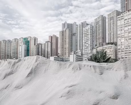 Bence không hề sử dụng Photoshop hay ứng dụng đặc biệt nào để loại bỏ hình ảnh con người ra khỏi khuôn hình, chỉ đơn giản là Bence kiên nhẫn chờ đúng khoảnh khắc mong đợi. Khi tìm thấy địa điểm và góc chụp ưng ý, anh ngồi yên chờ đợi.