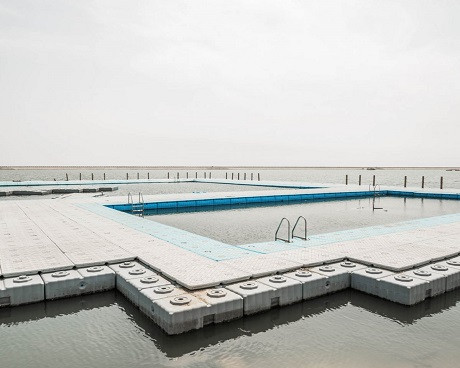 Trong chuyến đi của mình, Bence tập trung khai thác những quang cảnh vắng lặng bởi điều đó đồng điệu với nội tâm trống trải, cô đơn của anh.