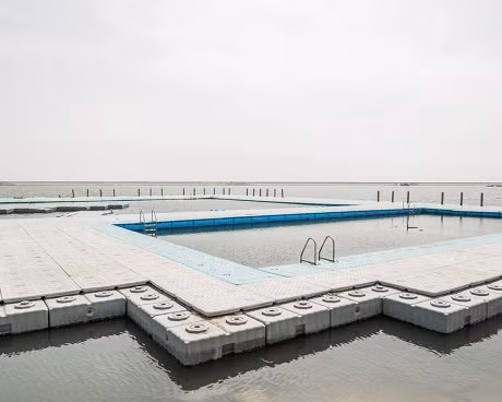 Trong chuyến đi của mình, Bence tập trung khai thác những quang cảnh vắng lặng bởi điều đó đồng điệu với nội tâm trống trải, cô đơn của anh.